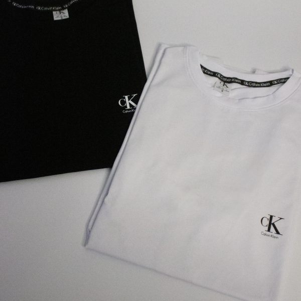 Camiseta Esencial con Logo Bordado